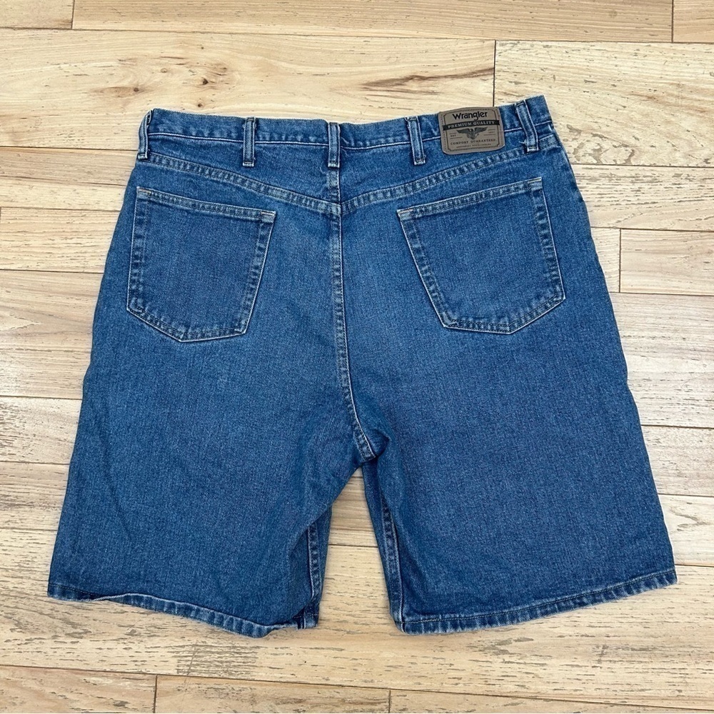 Wrangler Men’s Denim 38 Relax Fit Dad Shorts Blue Jeans - Picture 2 of 4